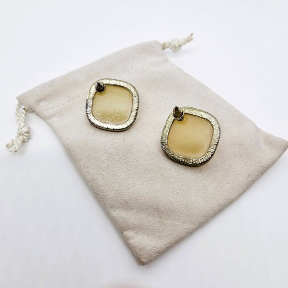 Vintage Square Golden Stud Earrings - Picture 6 of 6